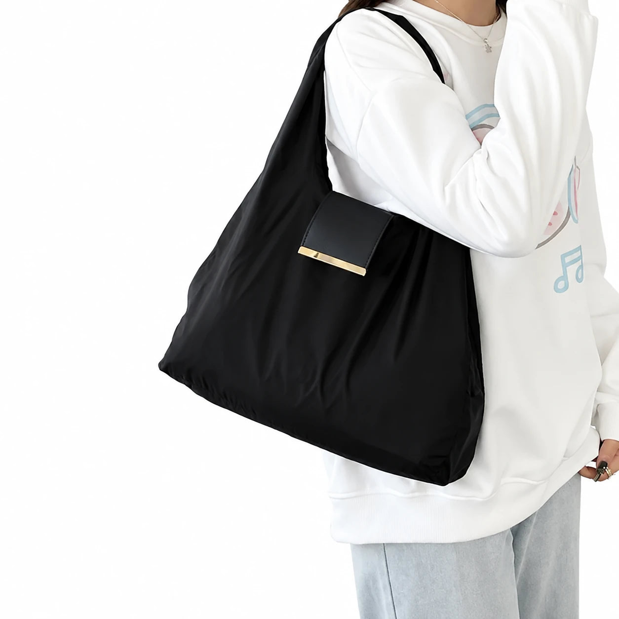 Mujer usando el bolso plegable negro al hombro