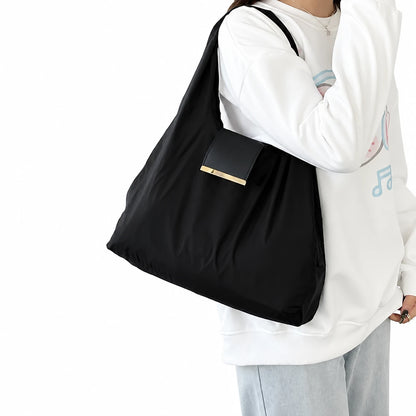 Mujer usando el bolso plegable negro al hombro